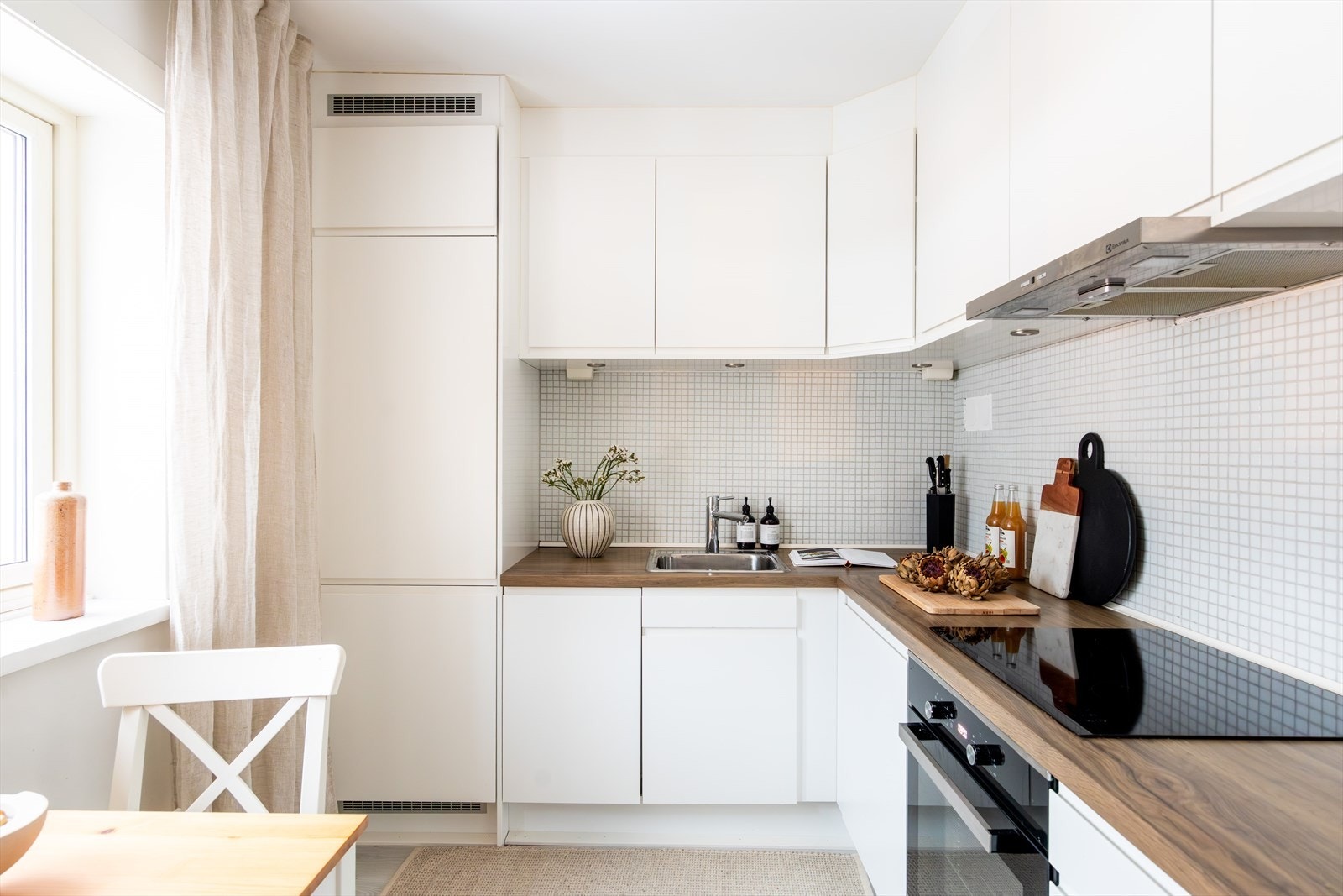 Kjøkkenet har glatte fronter og laminat benkeplate med nedfelt vask. Det er utstyrt med integrert platetopp, stekeovn, oppvaskmaskin samt kjøl/fryseskap, og har kullfilterventilator over kokeplass. Galleribilde