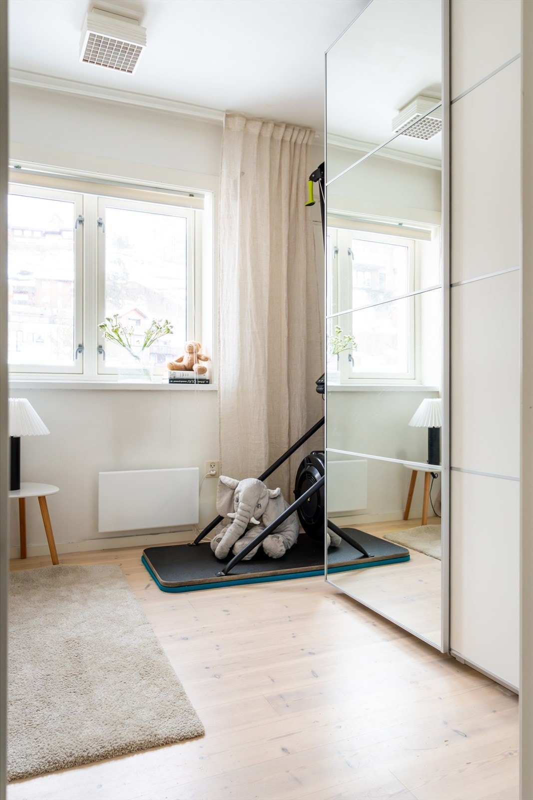 Rommet har også rikelig med oppbevaringsplass i en romslig skyvedørsgarderobe. Galleribilde