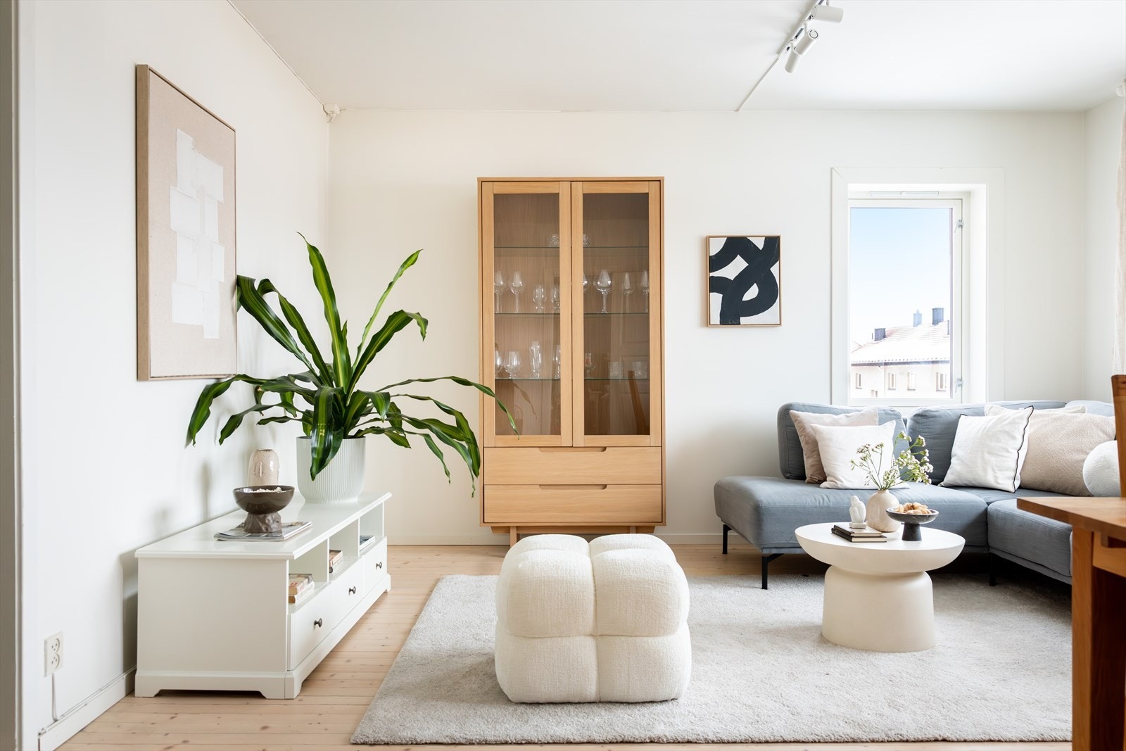 Planløsningen åpner opp for flere møbleringsmuligheter med god plass til sofagruppe, TV-møbler og spisebord med tilhørende stoler. Galleribilde