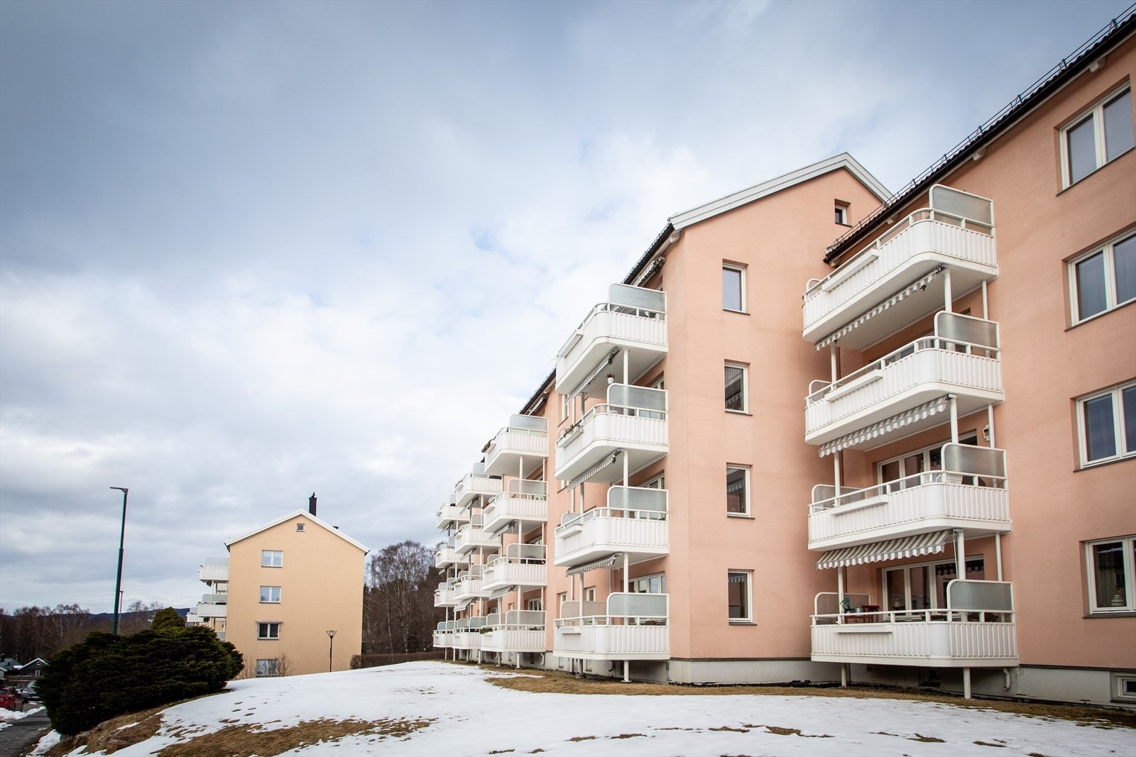 Leiligheten ligger tilbaketrukket og skjermet i et idyllisk og rolig område med lavblokker og villabebyggelse. Galleribilde