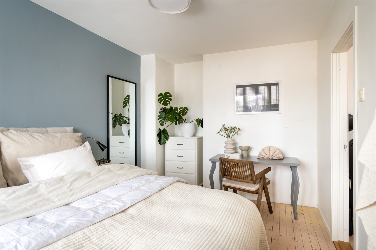 De moderne fargevalgene på veggene, sammen med store vindusflater, skaper en lys og behagelig atmosfære. Galleribilde