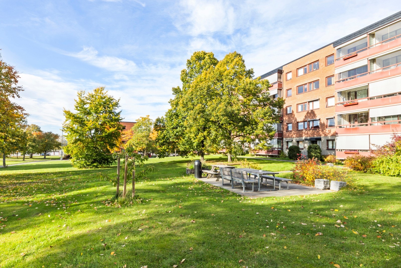 Mellom bygningene er det sittebenker, tørkestativer og lekeapparater til felles anvendelse Galleribilde