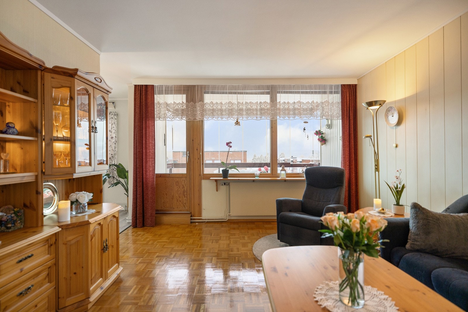 Fra stuen er det adkomst til en spisestue ved kjøkkenet, samt den innglassede balkongen Galleribilde