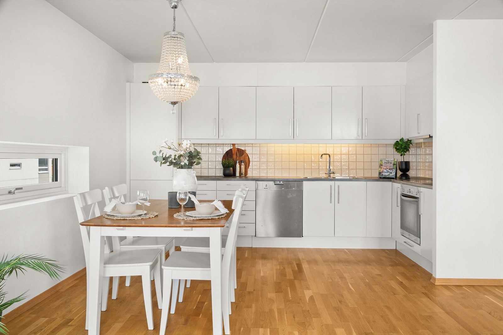 Kjøkkenet er lyst og moderne - innredningen har rene linjer og god skap- og benkeplass, som gir både oversikt og effektivitet i matlagingen. Galleribilde