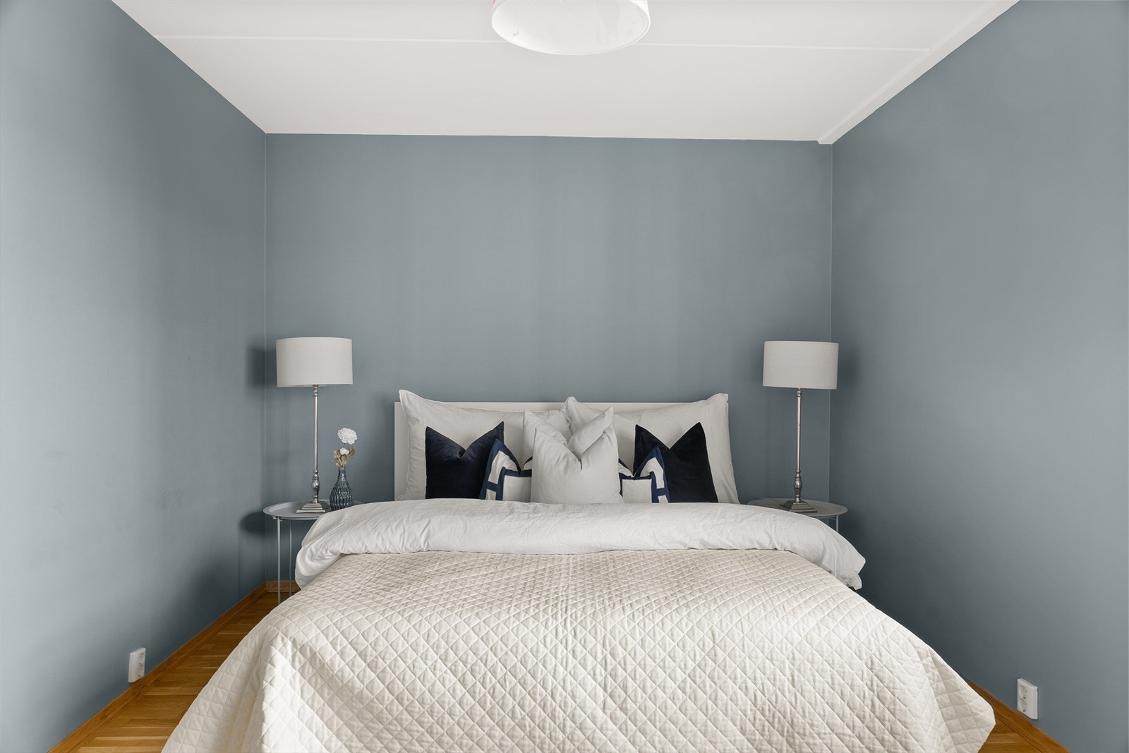 Her er det plass til stor seng, nattbord og garderobeløsning, samtidig som rommet har en rolig og avslappende atmosfære - ideelt for en god natts søvn. Galleribilde