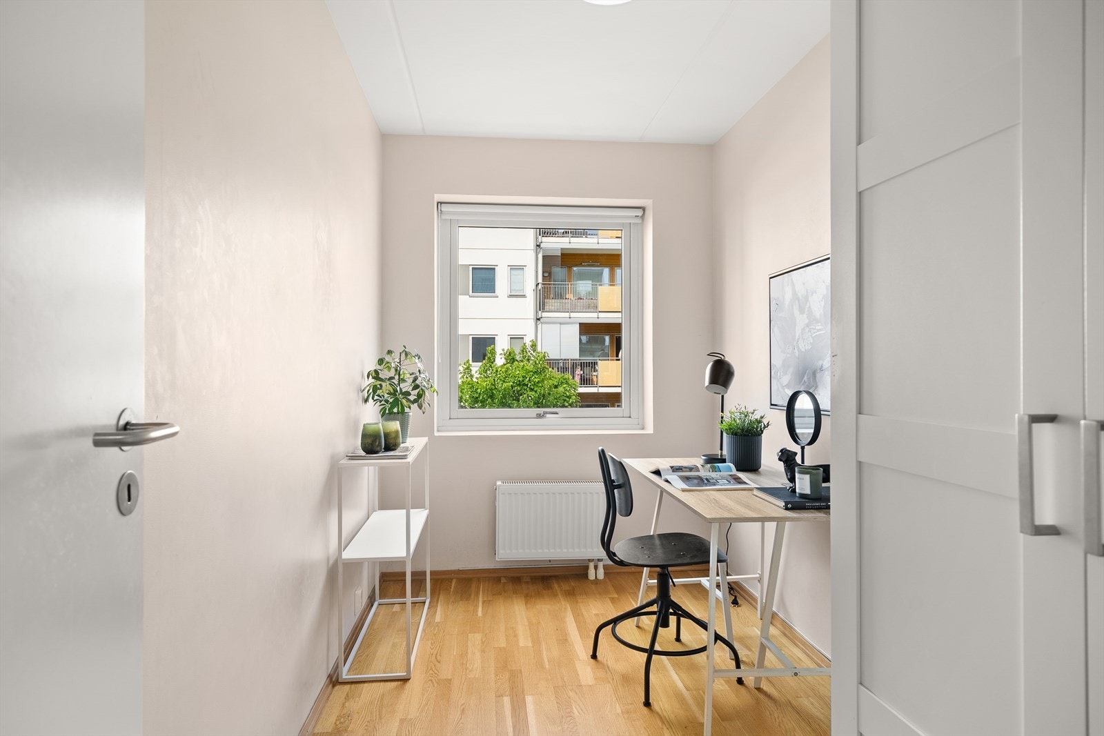 Soverom 4 er i dag innredet som et stilrent og praktisk hjemmekontor, men fungerer like godt som gjesterom, barnerom eller hobbyrom. Galleribilde