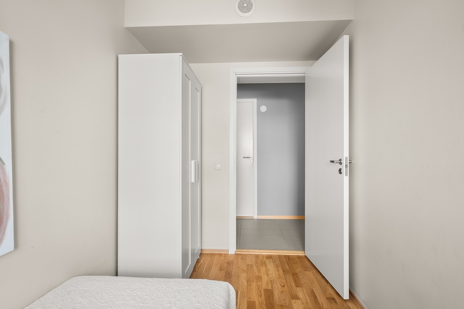 Det er god plass til seng, nattbord og garderobe, samtidig som det finnes muligheter for ekstra møblering som skrivebord eller kommode. Galleribilde