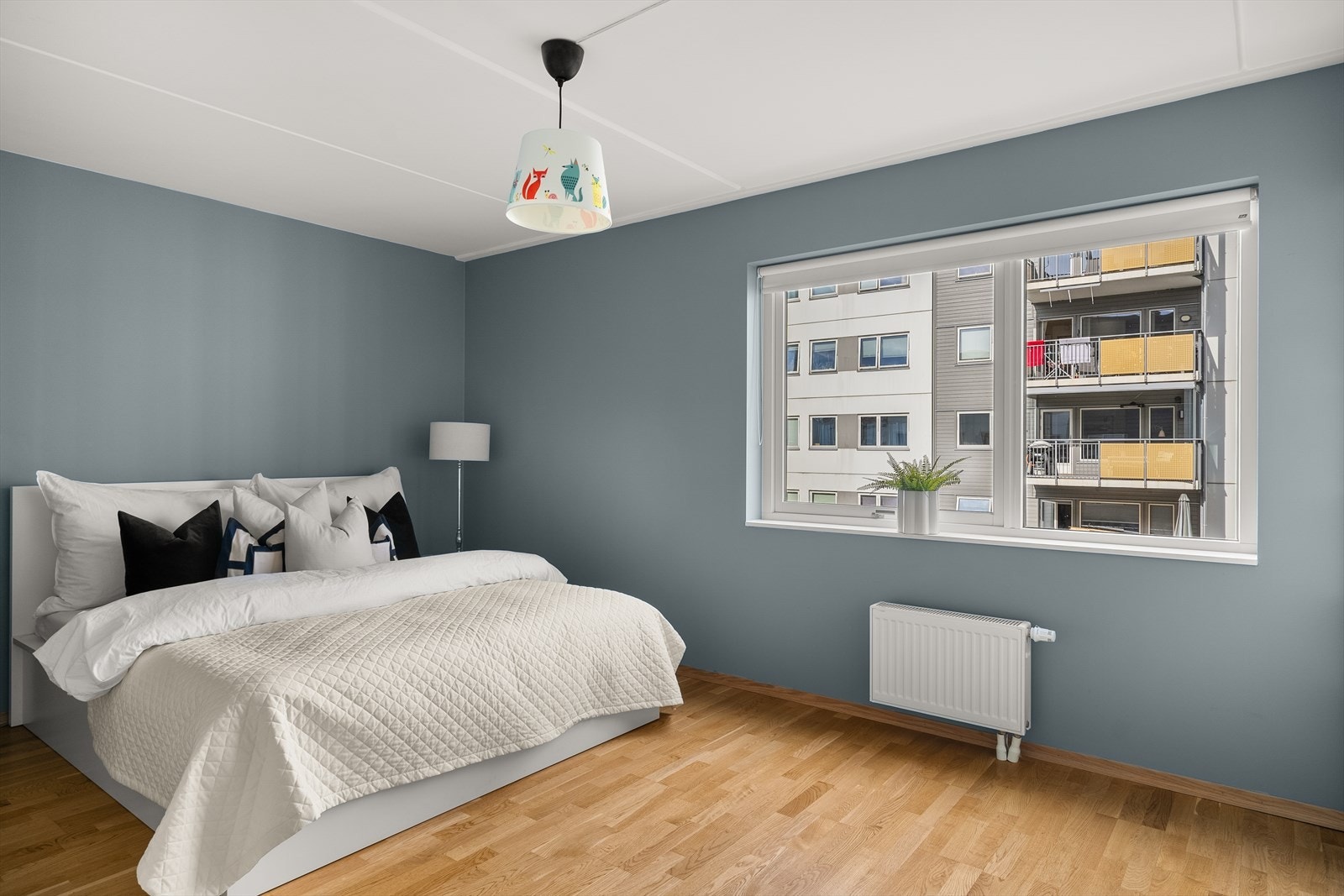 Hovedsoverommet er et behagelig og innbydende rom med god størrelse og praktiske løsninger. Galleribilde