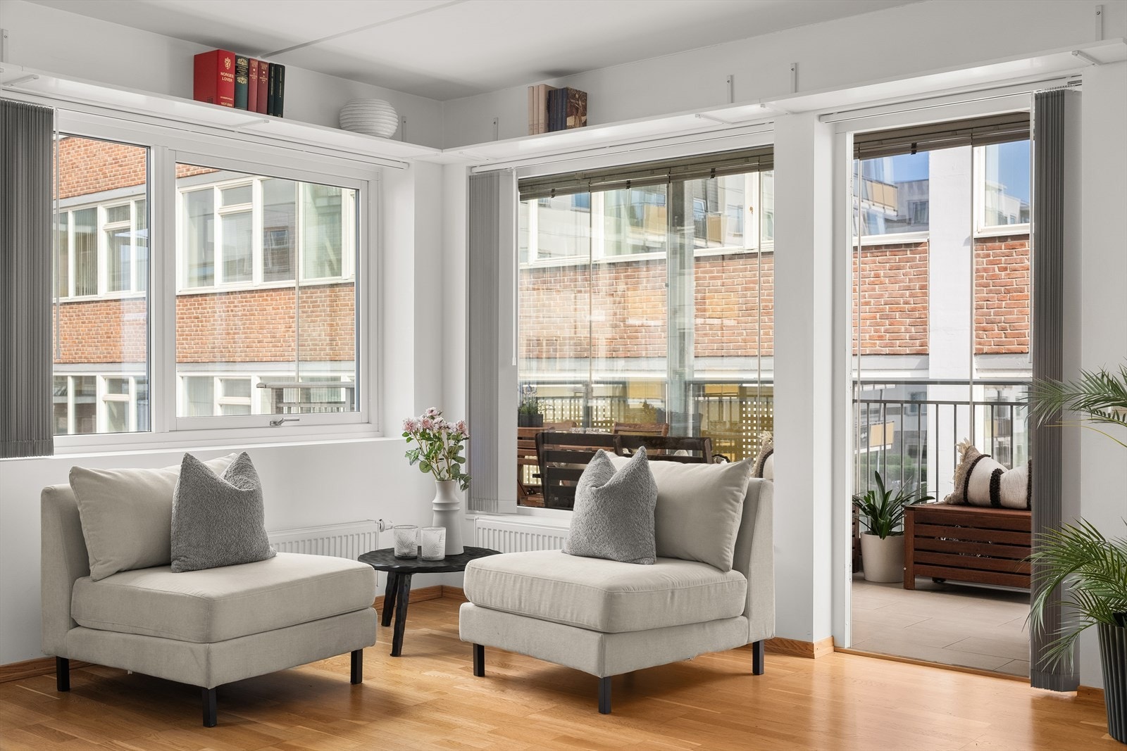 De store vindusflatene slipper inn rikelig med dagslys og skaper en luftig romfølelse gjennom hele dagen. Galleribilde