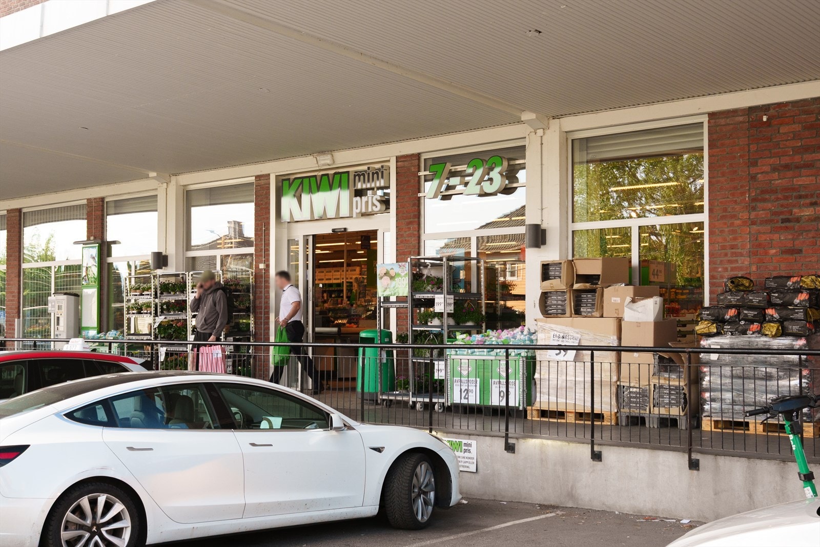 Kiwi er kun 2 minutts gange unna, søndagsåpen kiosk og butikk, en flott Menyforretning med rikholdig utvalg, ferskvaredisk og utmerket service kun 5 minutter unna. Galleribilde