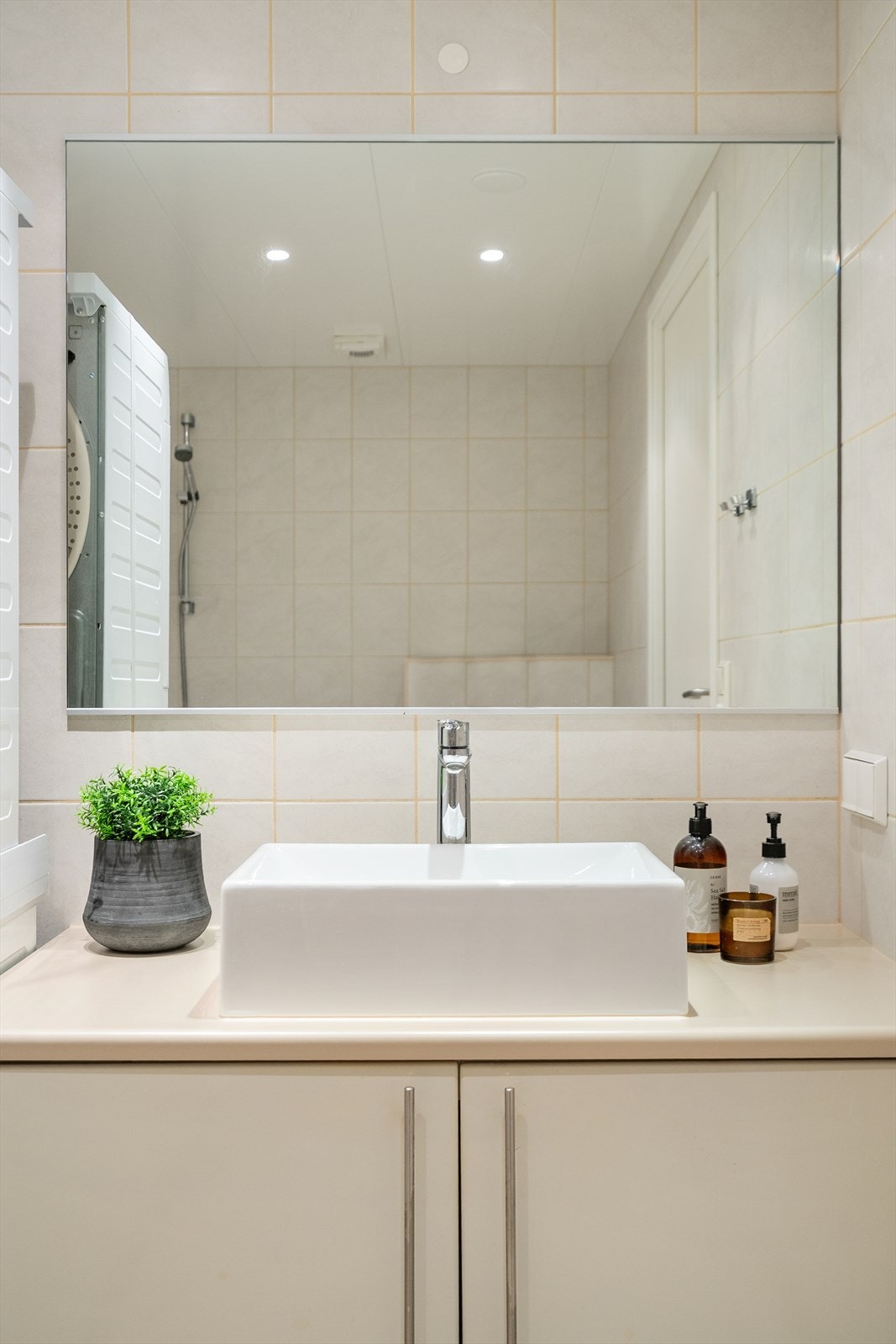 Badet er praktisk utformet og gir en behagelig og avslappende atmosfære - perfekt for både hverdagsrutiner og egentid. Galleribilde