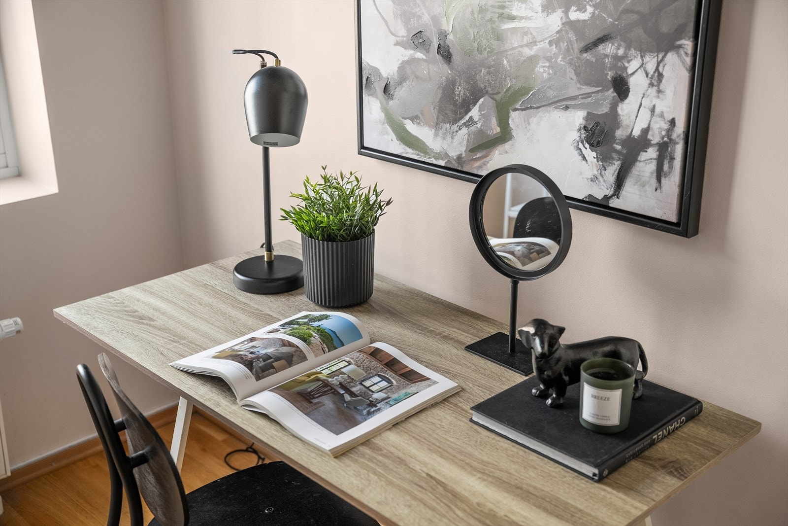 Rommet har garderobeskap og plass til både seng og skrivebord, og kan enkelt tilpasses etter behov. Galleribilde