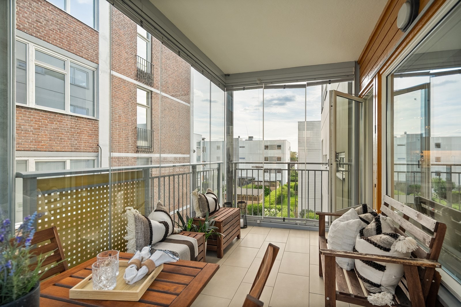 Her får dere en moderne og innbydende leilighet i tredje etasje med gjennomgående planløsning og gode kvaliteter. Galleribilde