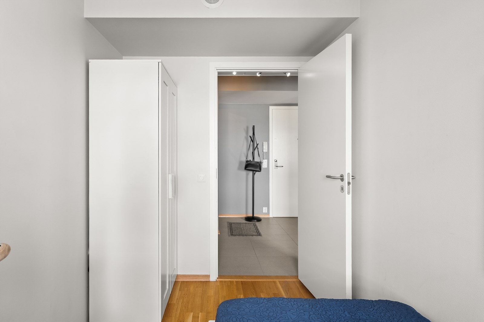 Rommet har garderobeskap og god plass til både seng, lek og oppbevaring - eller et lite skrivebord. Galleribilde