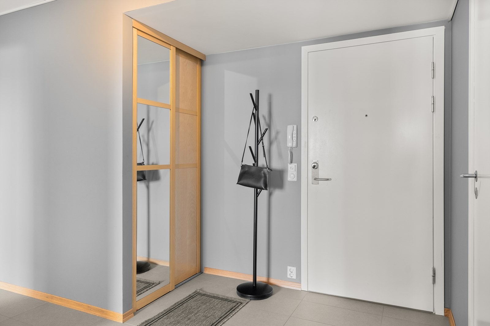 Skyvedørsgarderobe med speilfronter gir rikelig med lagringsplass for yttertøy og sko, samtidig som speilene bidrar til å forsterke romfølelsen og slippe lyset inn. Galleribilde