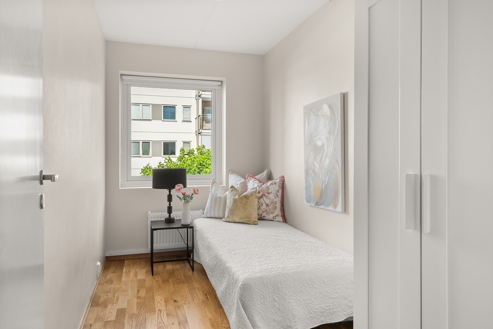 Soverom 3 har en nøytral og elegant fargepalett med lyse vegger, store vindusflater og naturlig lysinnslipp som gjør rommet luftig og behagelig. Galleribilde