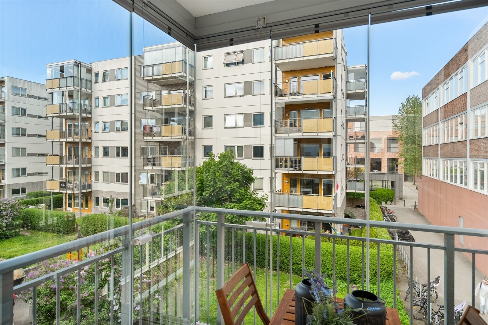 Her er det plass til både sofagruppe, spiseplass og grønne planter, noe som gjør dette til et trivelig og fleksibelt uterom. Galleribilde