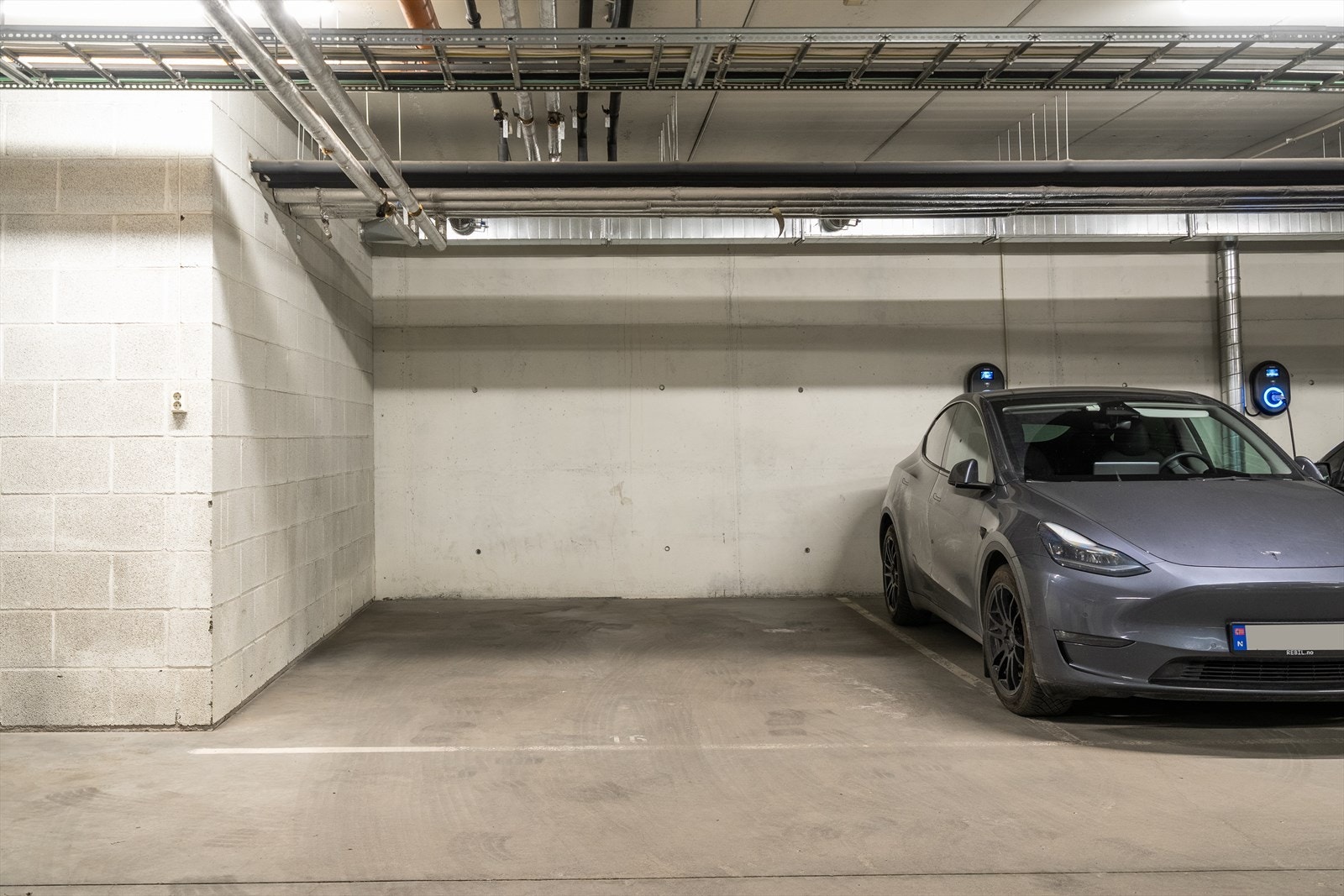 Med boligen medfølger det en ekstra stor garasjeplass, nr. 2016 i Frydenberg Garasjesameie A og B. Galleribilde