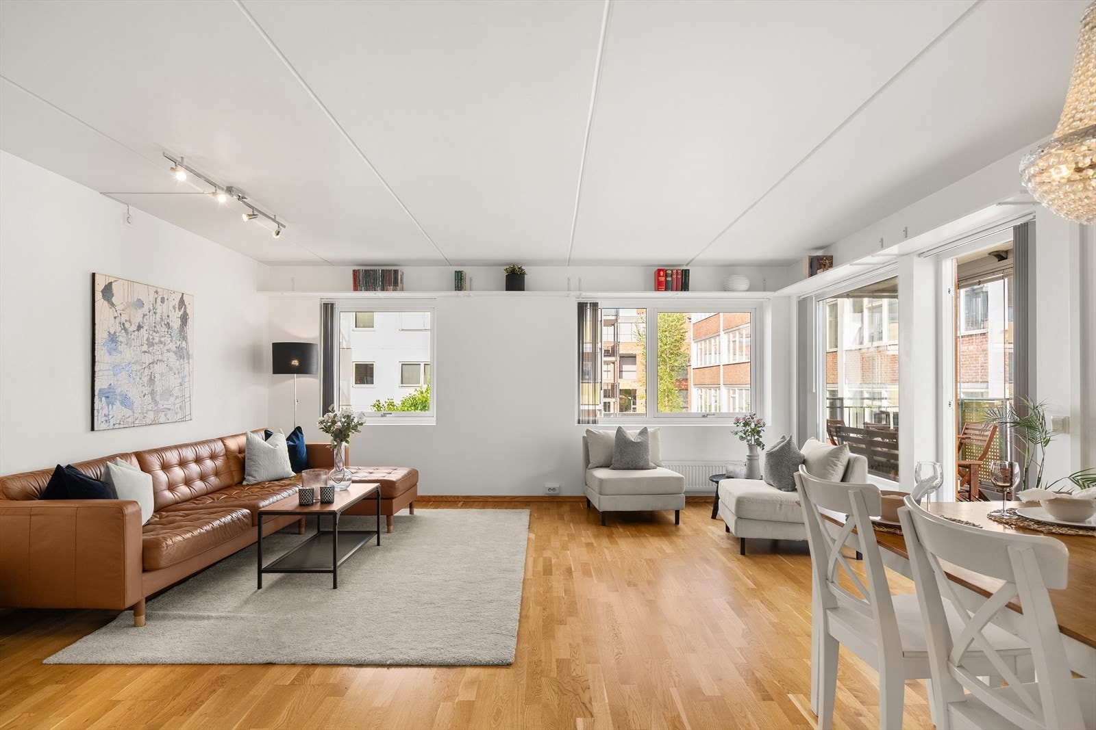 Stuen er et naturlig samlingspunkt i boligen, og byr på en åpen og innbydende atmosfære. Her får dere en luftig stue med gode innredningsmuligheter. Galleribilde