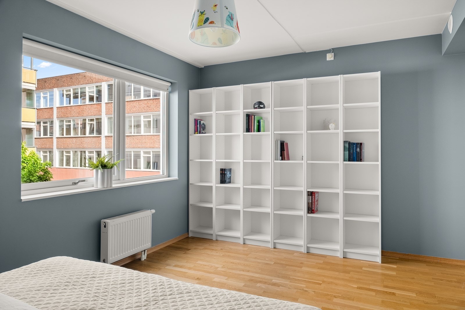 Store vindusflater gir godt med naturlig lys på dagtid, mens de lyse veggflatene og parkettgulvet gir et tidløst og lunt uttrykk. Galleribilde