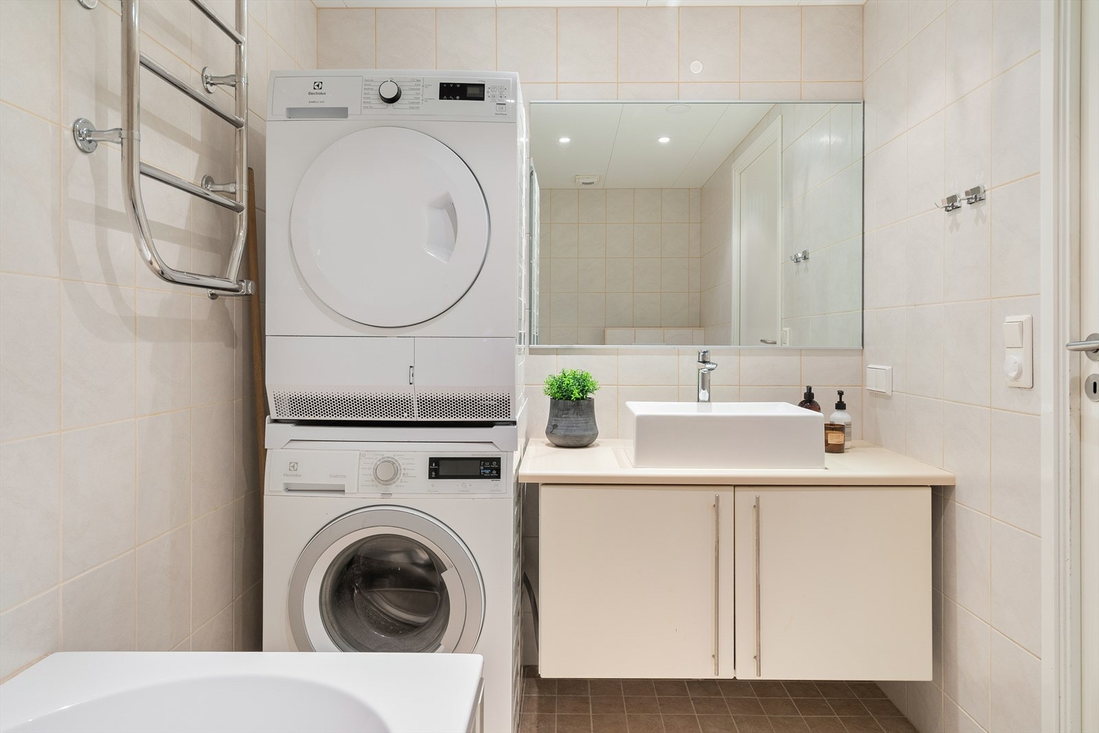 Innfelte downlights i himlingen sørger for god belysning, og det er mekanisk avtrekk for effektiv ventilasjon. Galleribilde