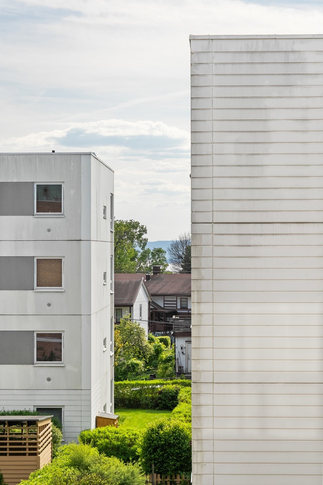 Leiligheten har et lite fjordgløtt fra balkongen. Galleribilde