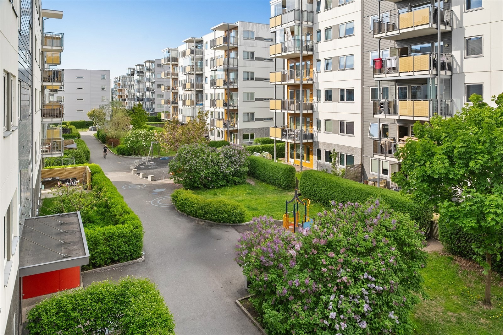 Nyt hyggelige utsyn over de pent opparbeidede fellesarealene. Galleribilde