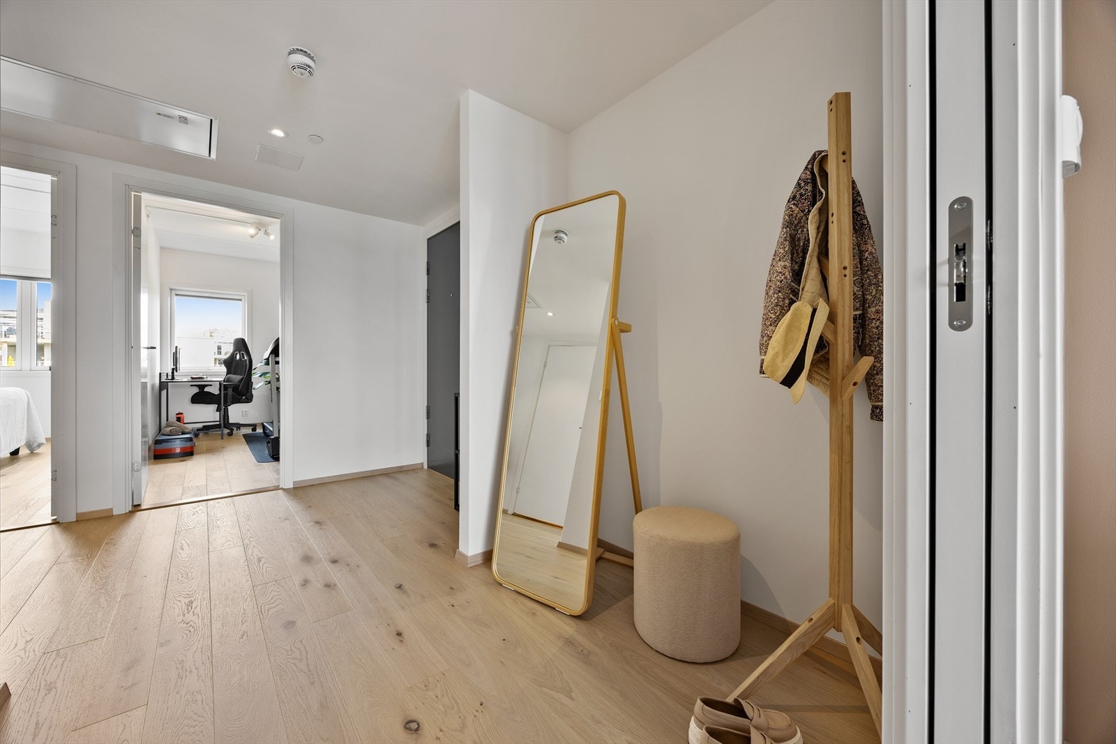 Her kommer du inn i en meget romslig entré med god plass til skoskap, oppheng og garderobeløsning. Galleribilde