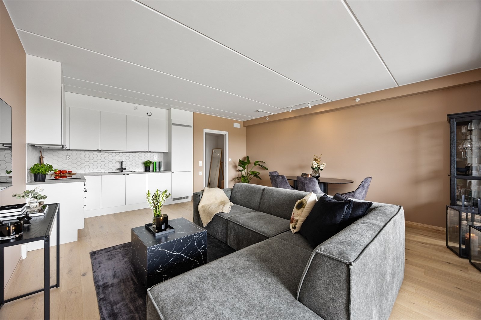 Overflatene er malt i duse og tiltalende farger og gulvet er belagt med komplementerende parkett. Galleribilde