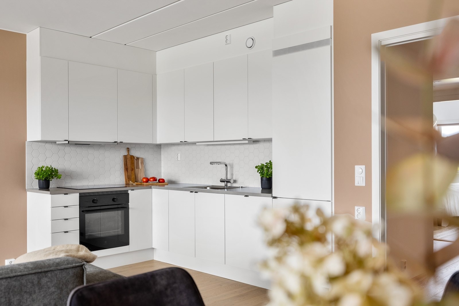 I denne leiligheten vil du kunne nyte en god kjøkkeninnredning med takhøy innredning og godt med benkeplass. Galleribilde