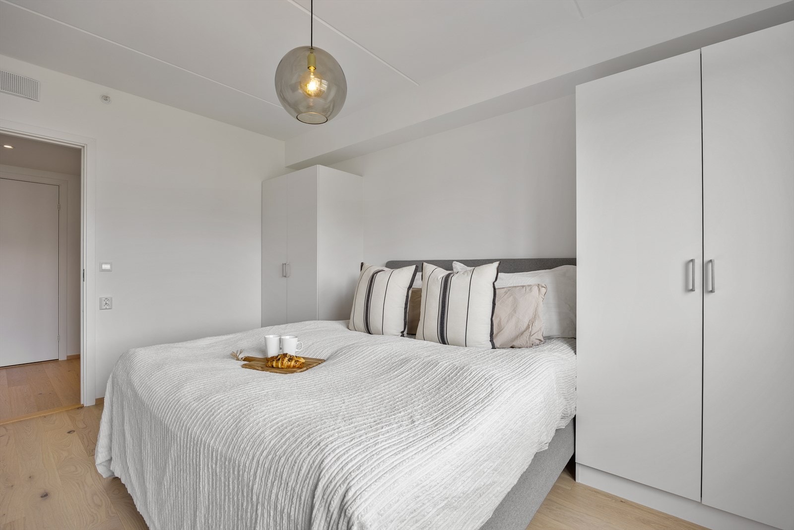 Det største soverommet har god plass til dobbeltseng, nattbord og kommode i tillegg til to medfølgende garderobeskap. Galleribilde