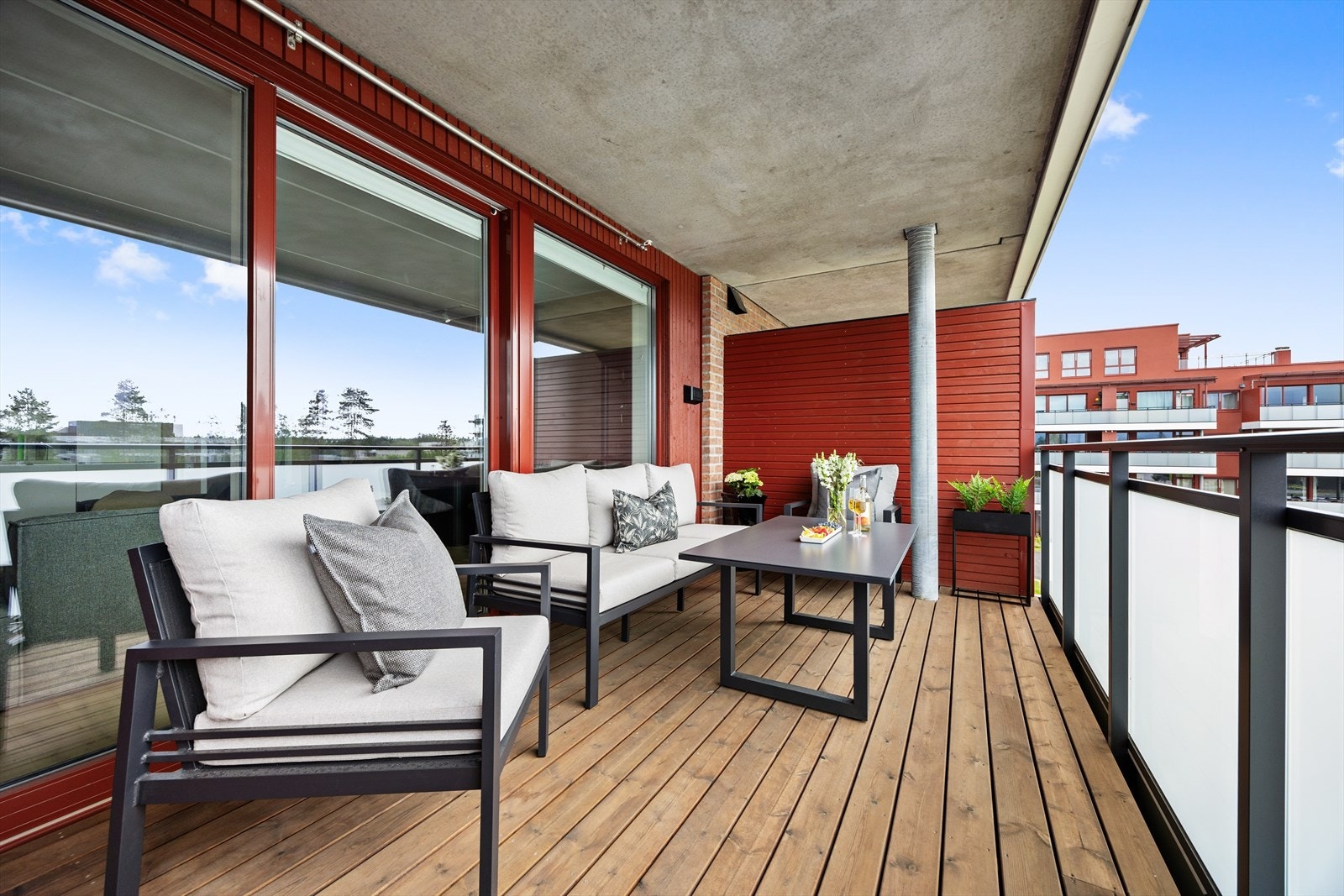 Balkongen er vendt mot sydvestlige solforhold. På denne balkongen kan fine sommerdager nytes. Galleribilde