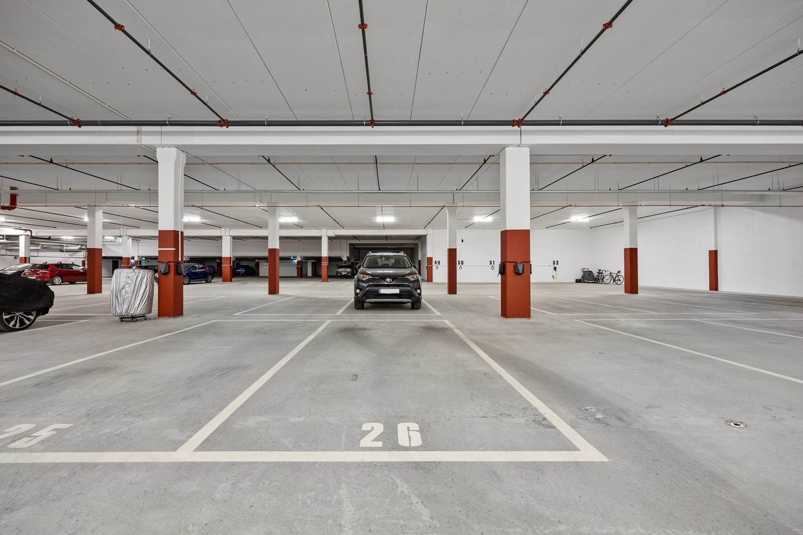Det medfølger garasjeplass i lukket anlegg med opplegg til elbillader. Galleribilde