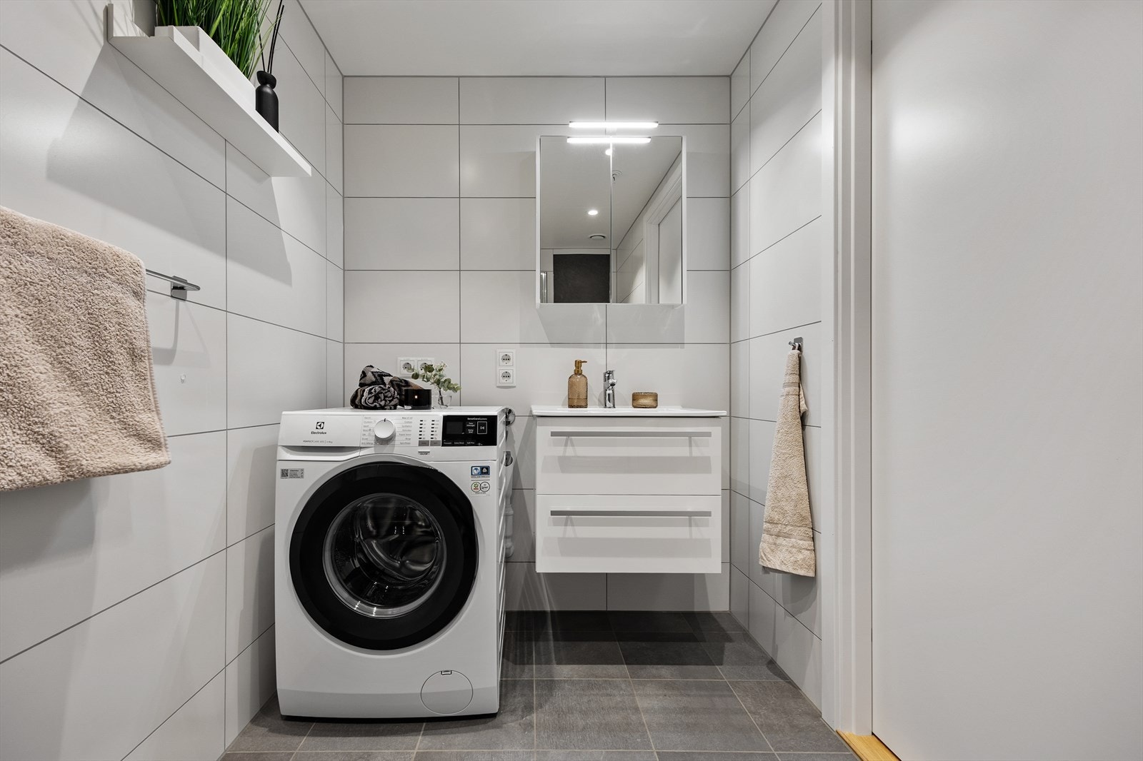Det er opplegg og plass til både vaskemaskin og tørketrommel. Galleribilde