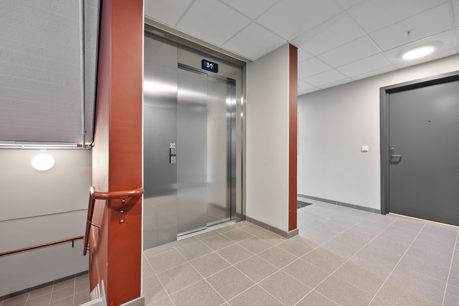 Det er enkel adkomst til leiligheten via heisen, både fra inngangspartiet og fra garasjekjelleren. Galleribilde