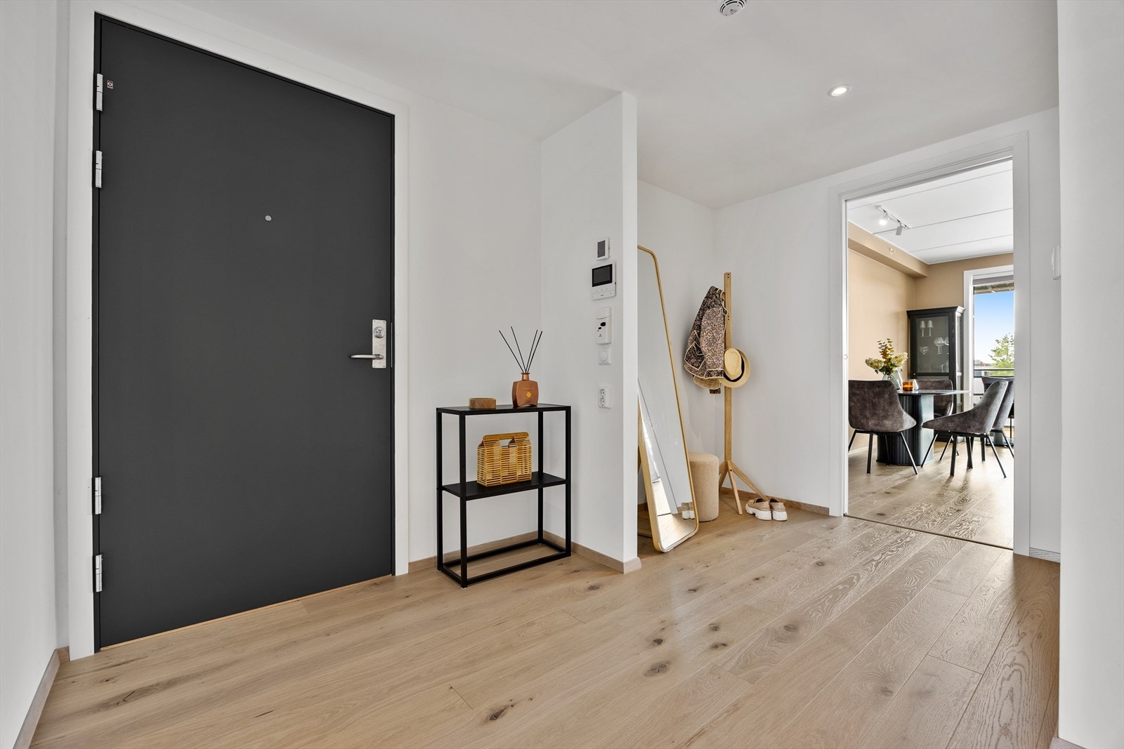 Fra entréen er det tilgang til praktisk innvendig bod. Galleribilde