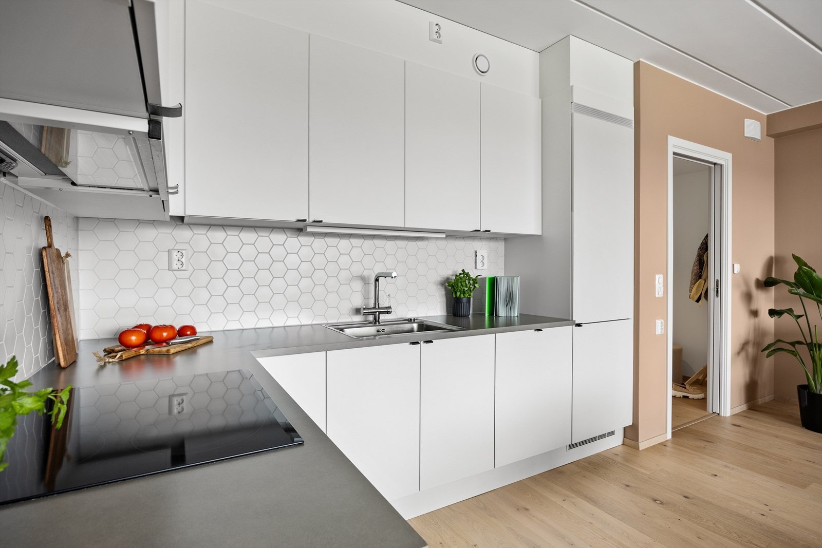 I kjøkkeninnredningen er det integrerte hvitevarer som stekeovn, platetopp, oppvaskmaskin og kombinert kjøle-/fryseskap. Galleribilde