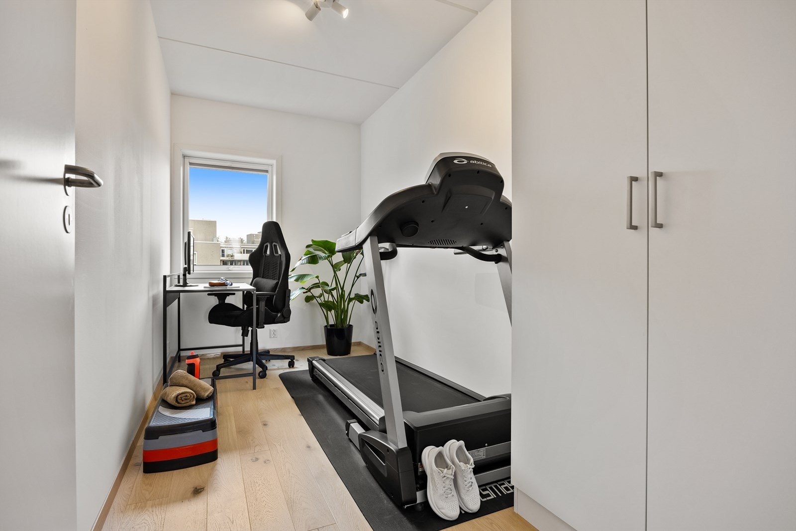 Soverom to er velegnet som gjeste-/barnerom eller kontor. Her er det plass til seng og skrivepult i tillegg til medfølgende garderobeskap. Galleribilde