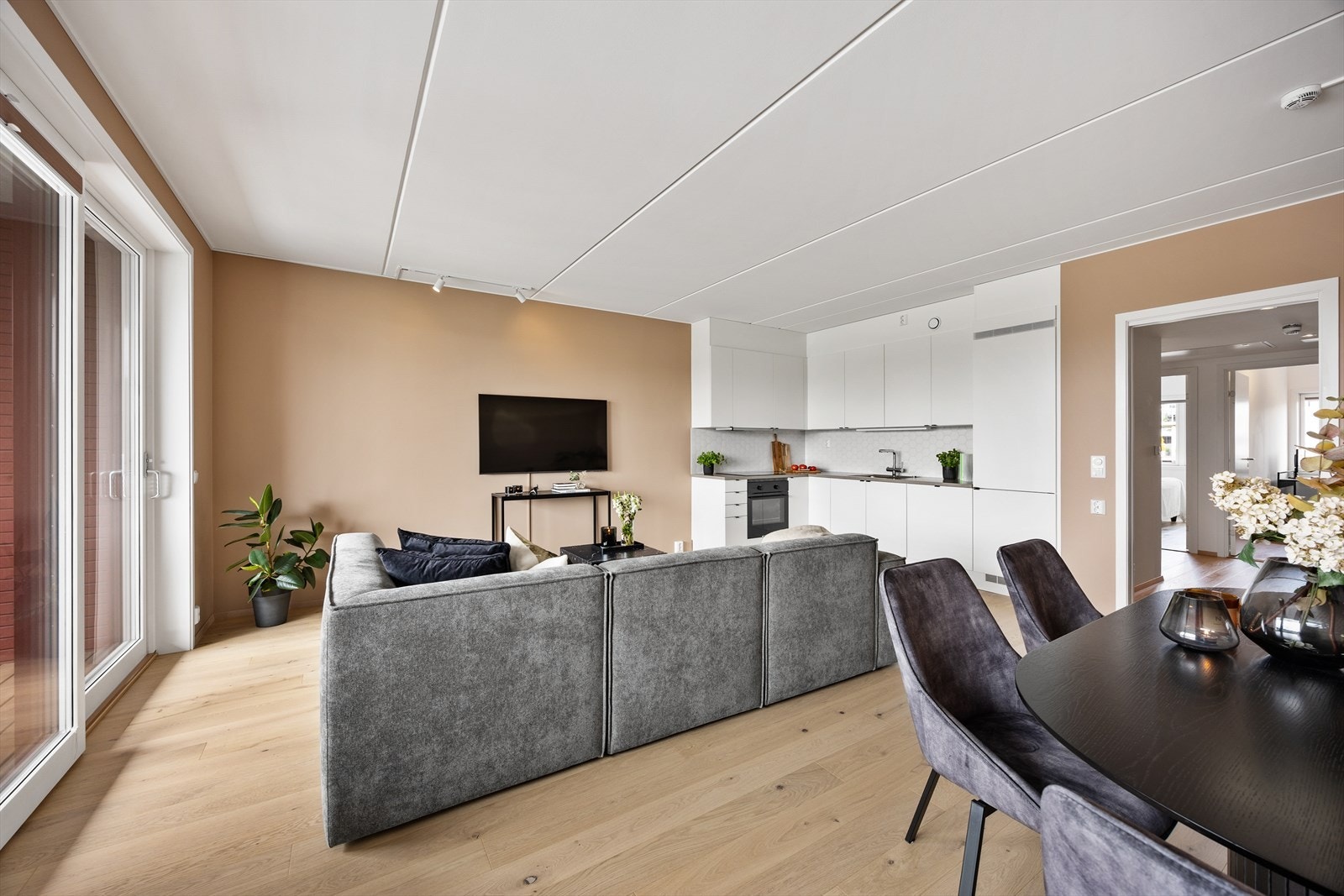 Den gjennomgående løsningen og de store vinduene gir stuen en lys og luftig atmosfære. Galleribilde