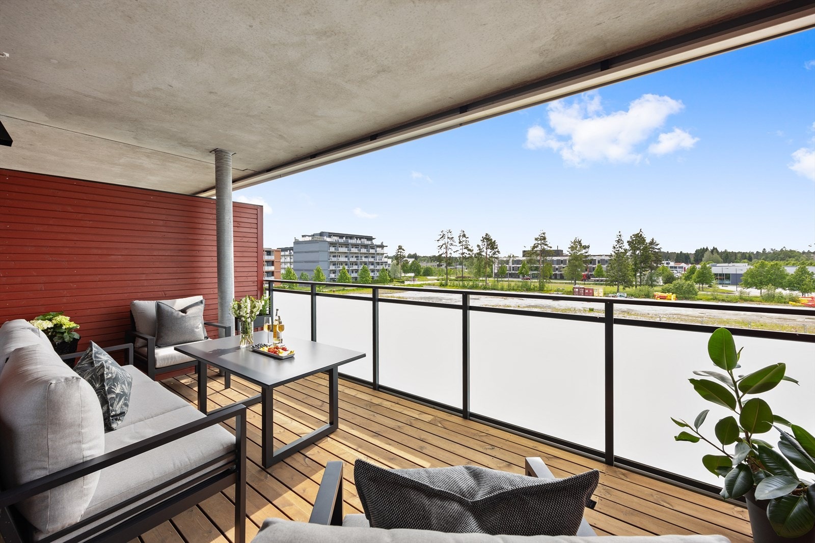 Stor overbygd balkong på hele 12 m². Sidevegger og frostet glassrekkverk gir skjermet uteopphold. Galleribilde