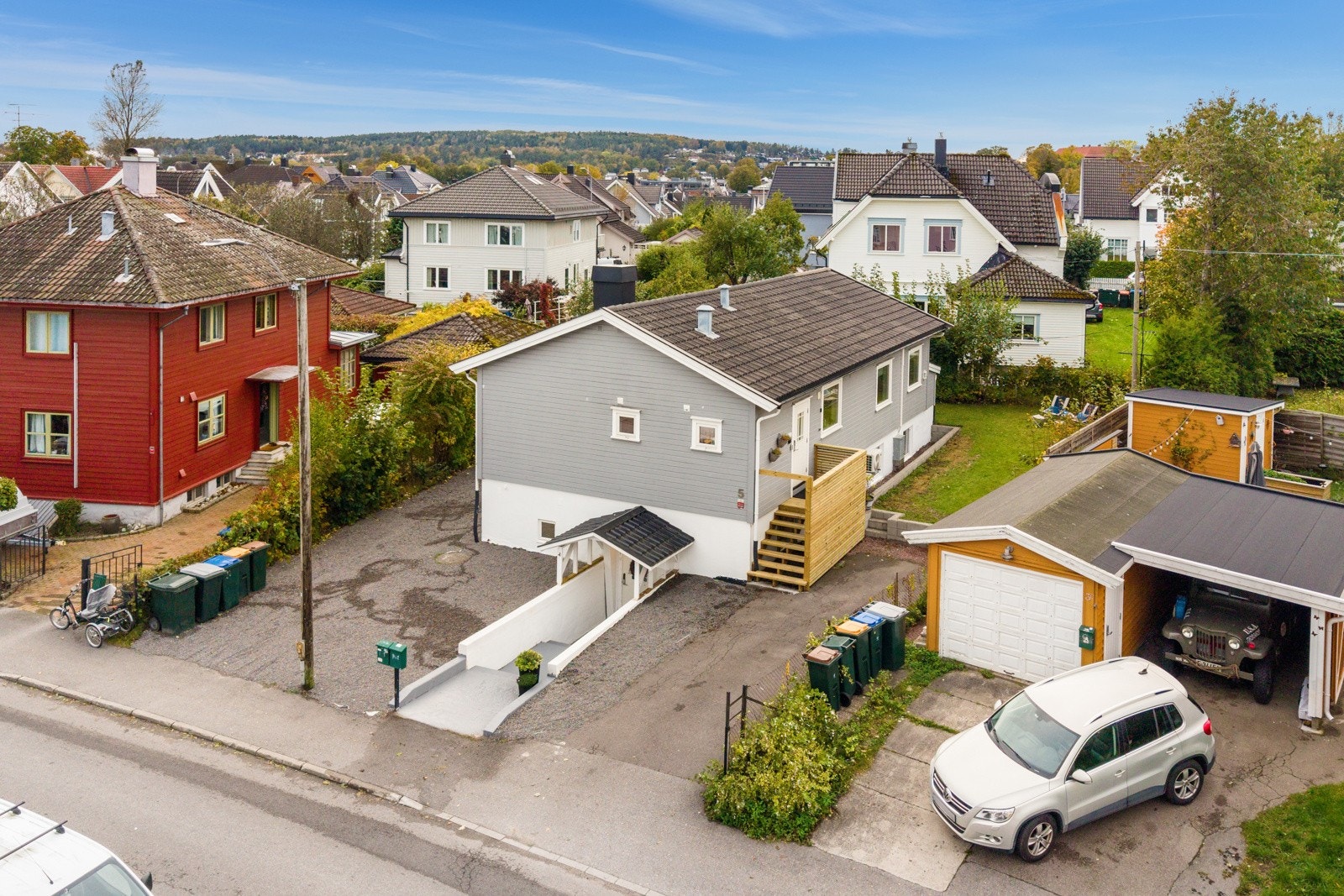 Gårdsplass hvor det er plass til biler for begge leilighetene Galleribilde