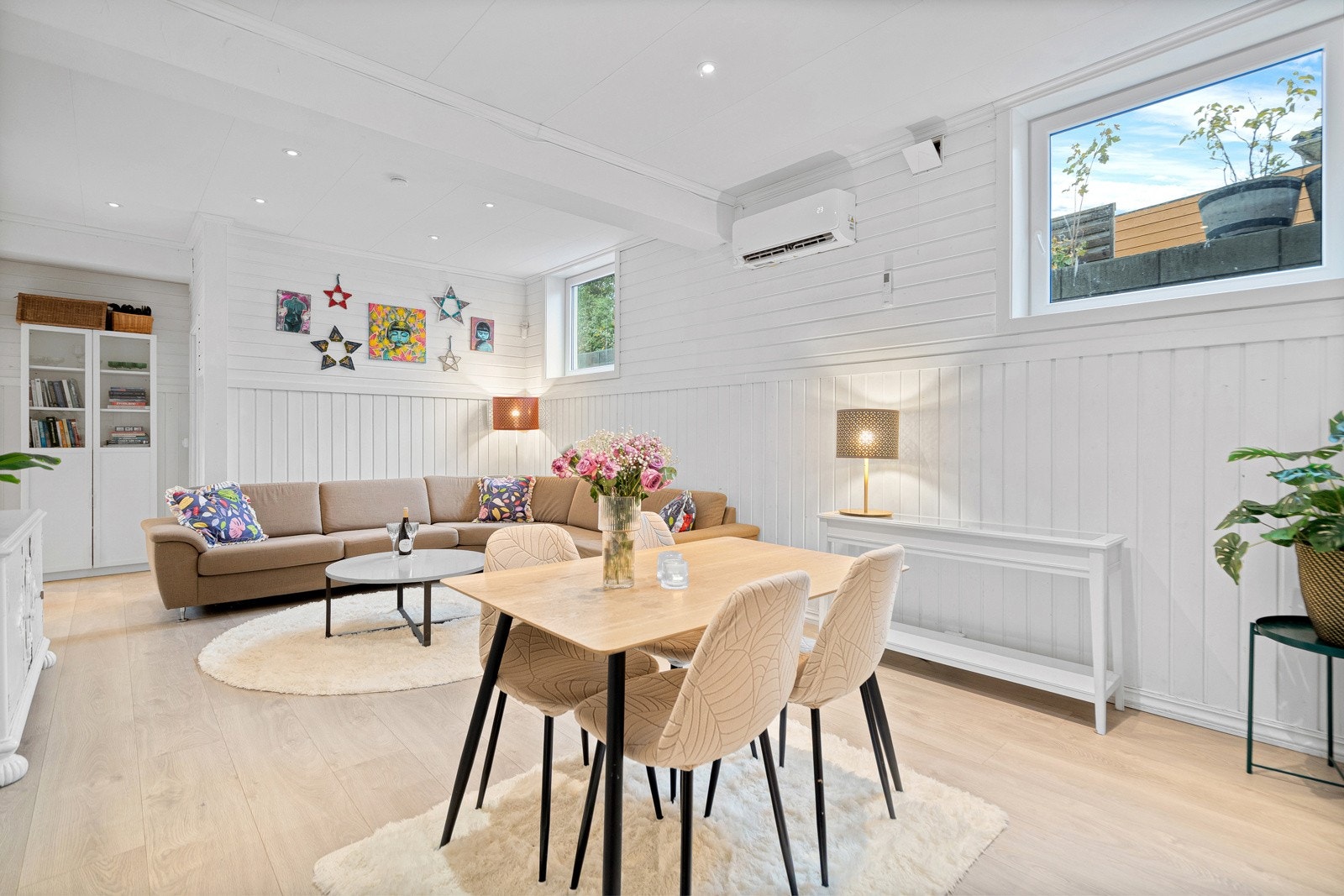 Stor stue med god takhøyde og plass til flere møbelsoner Galleribilde