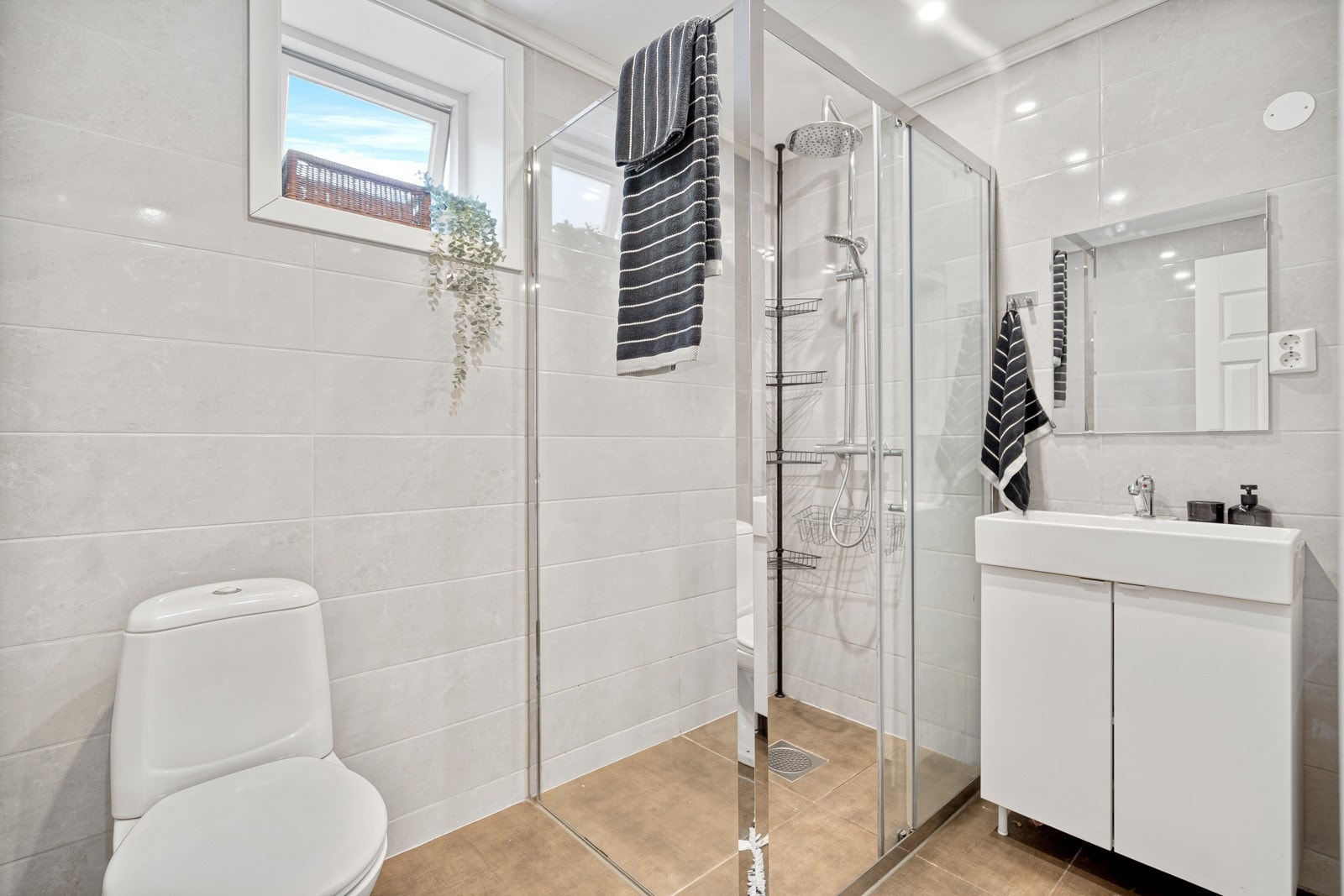 Badet har fliser med varmekabler på gulv samt fliser på vegger i våtsonen Galleribilde