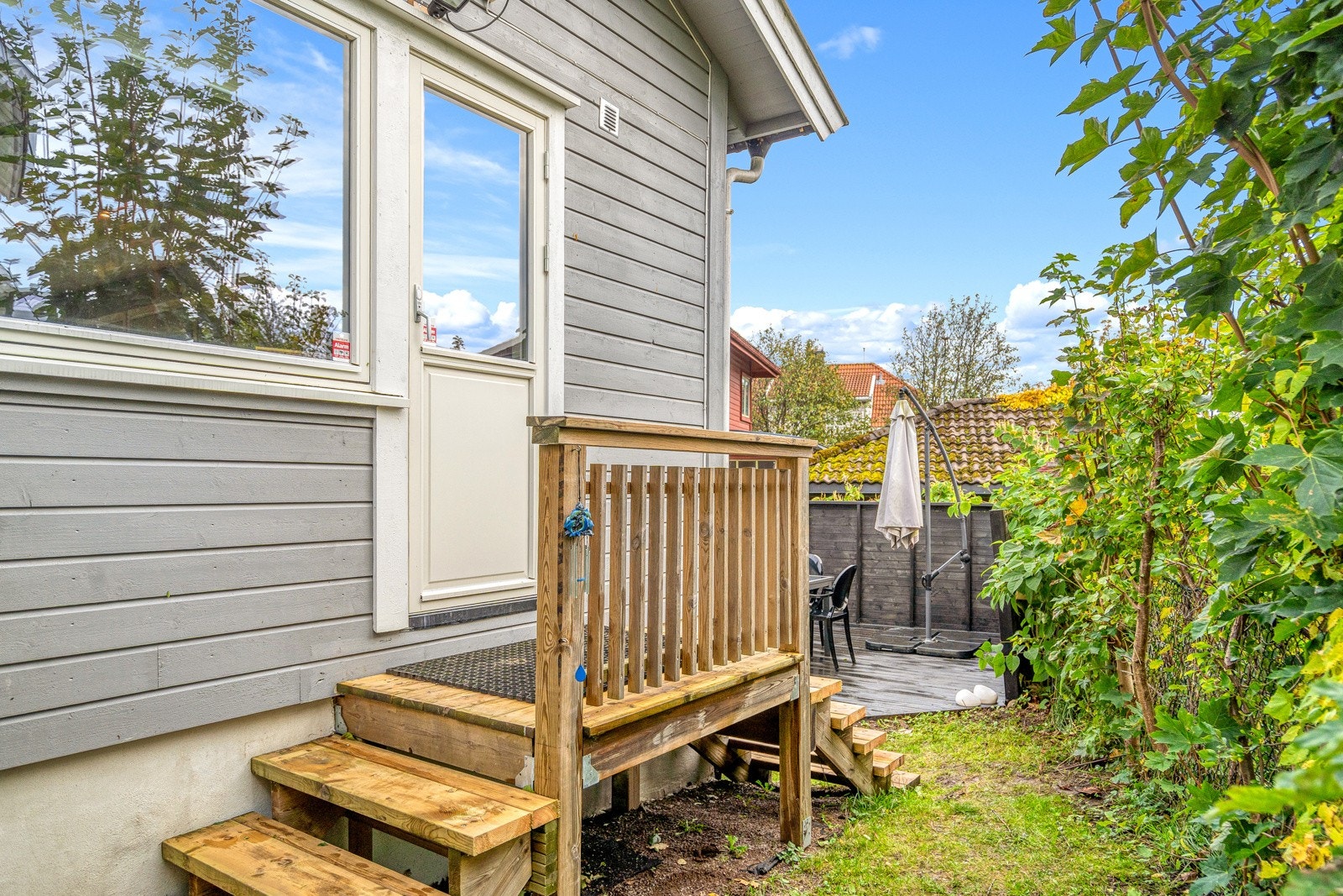 Utgang fra stuen oppe til hagen via ny trapp Galleribilde