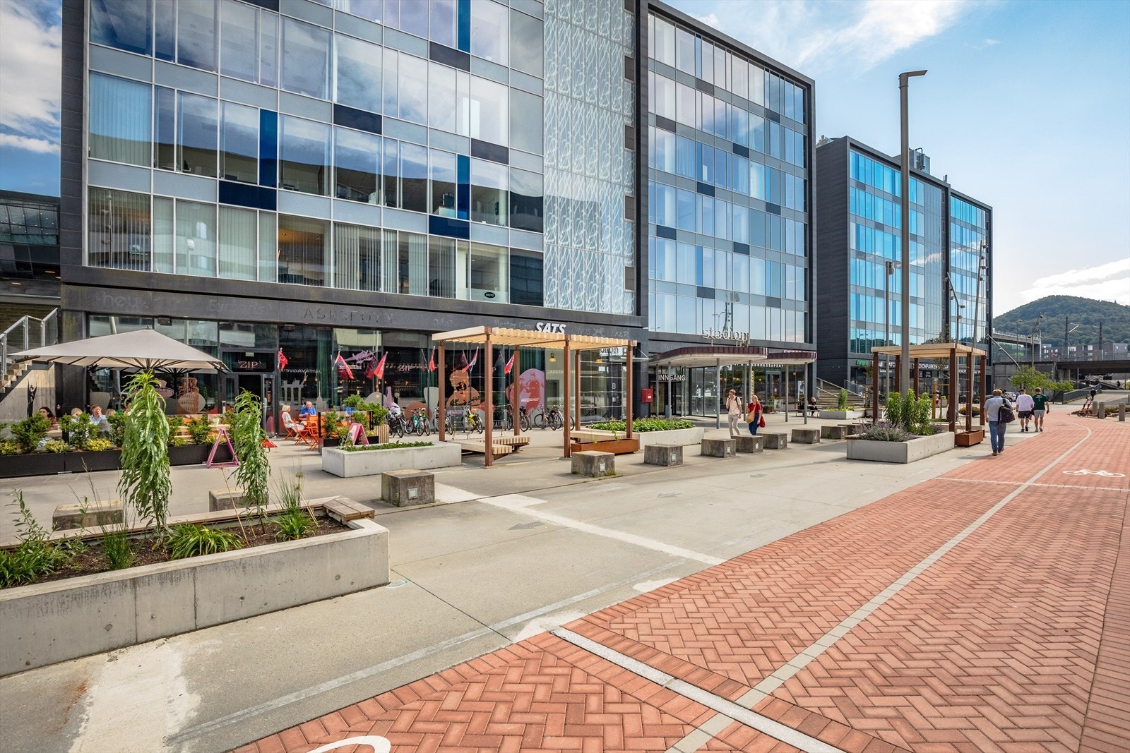 Området består hovedsakelig av nyere bebyggelse og har gåavstand til en rekke servicetilbud, som blant annet spisesteder, dagligvareforretninger, shopping, treningssenter m.m. Galleribilde