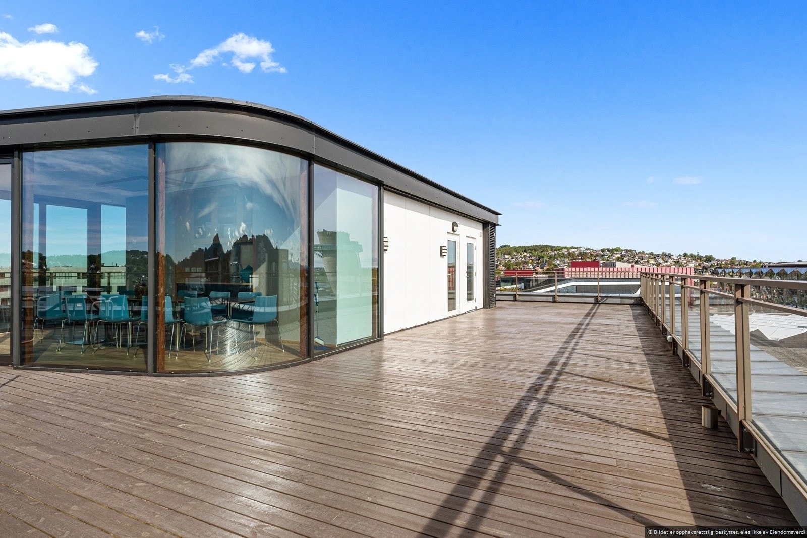 Stor felles takterrasse med spiseplass/festlokale og meget gode solforhold Galleribilde