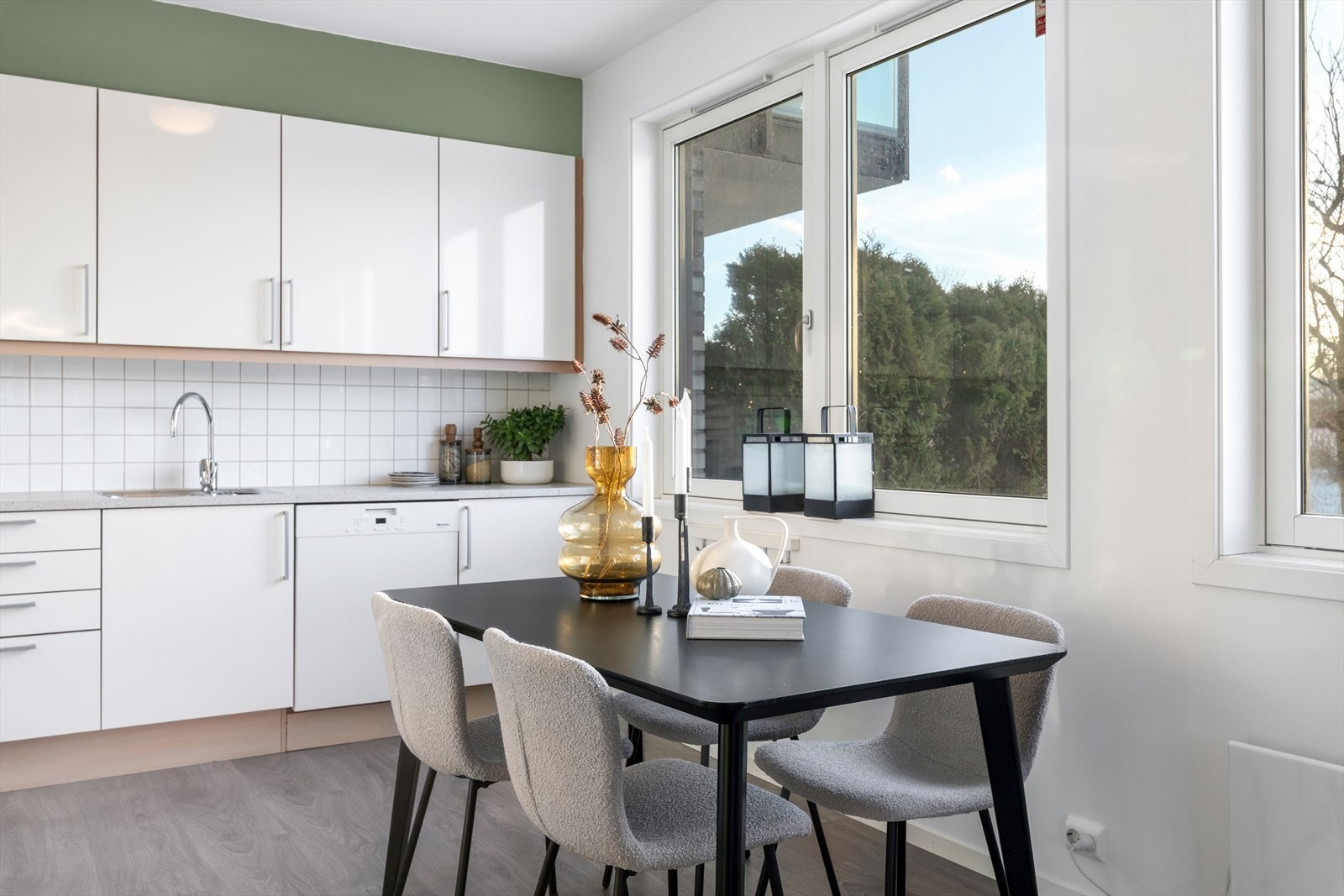 I kjøkkenområdet har du god plass til stort spisebord Galleribilde