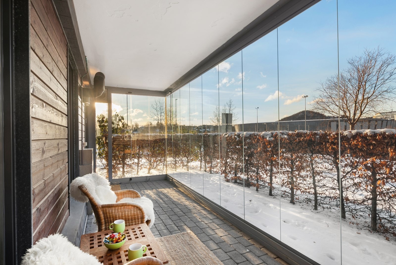 Stor terrasse som gir deg flere møbleringsmuligheter Galleribilde