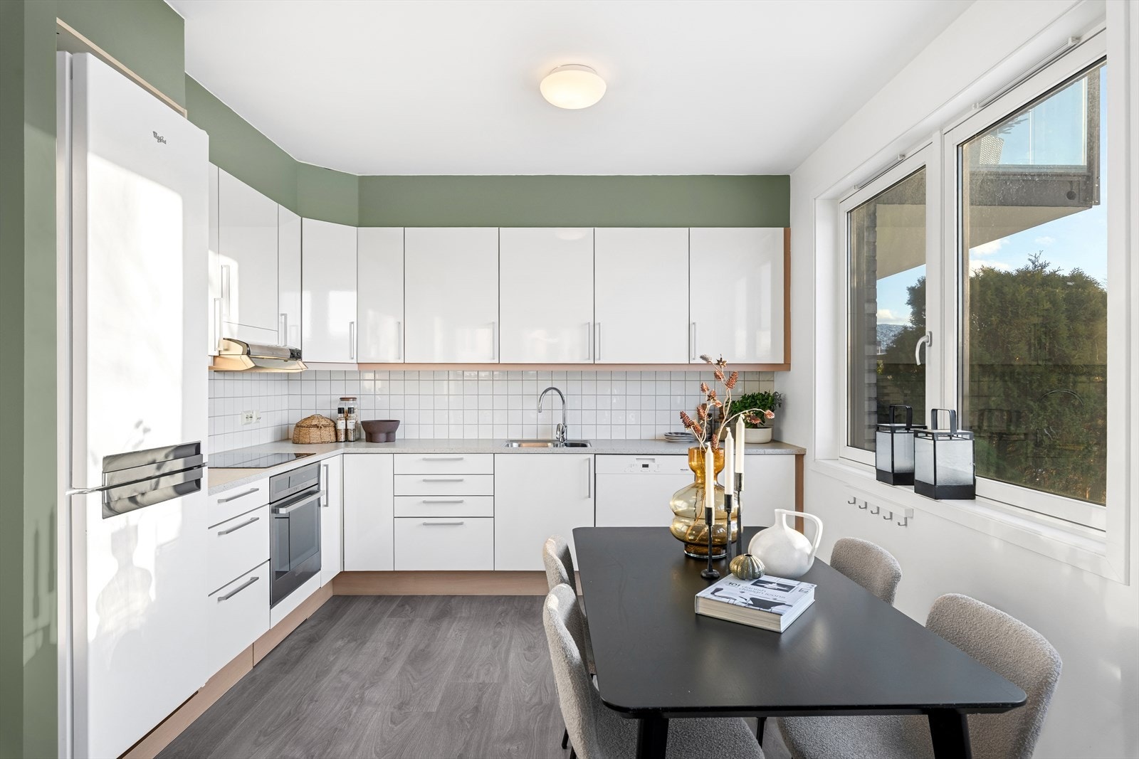 Lyst tidløst kjøkken med integrerte hvitevarer som medfølger handelen Galleribilde