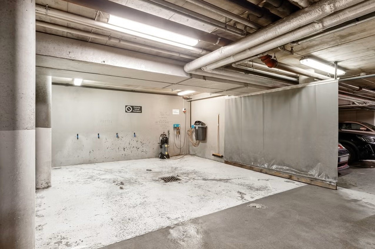 Parkering i anlegg. Her er det også satt opp vaskeområde for biler Galleribilde